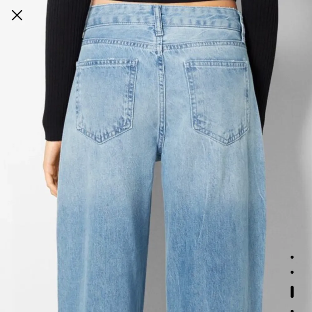 Baggy låg midjade jeans med strass från Bershka, strl 36. Dom är för långa på mig som är 165 därför jag säljer dom, aldrig använda. Jeans & Byxor.