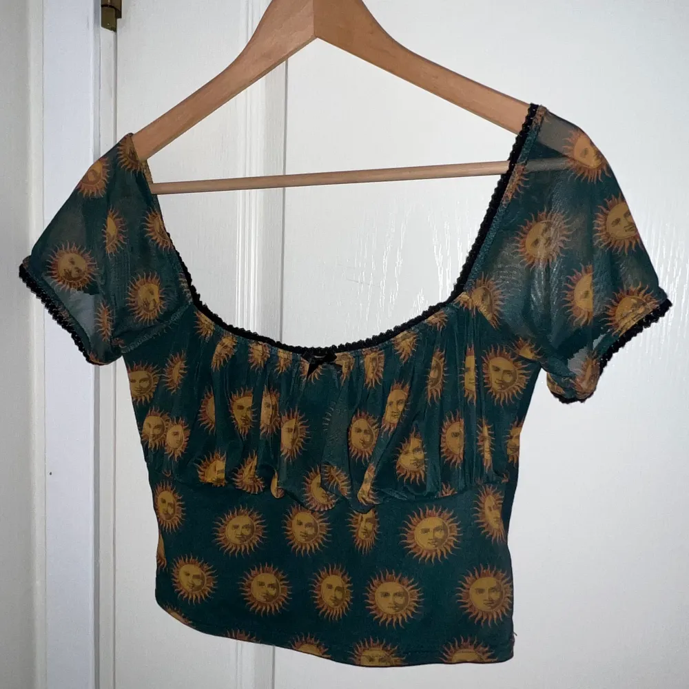 Jättesnygg grön mesh croptopp från Urban Outfitters med solar som mönster, i bra skick!! 💚🌞köpt för över 3-4 år sedan och den är helt slutsåld på Ub!🥰🍀Storlek L men passar bra på både S och M!! 💚💚. Toppar.