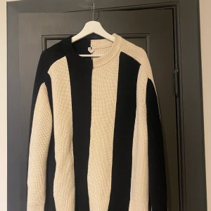 Stickat tröja från Arket - Säljer min jättefina stickad tröja från Arket pga att den inte kommer till användning. Använd fåtal gånger, därmed jättefint skick. 