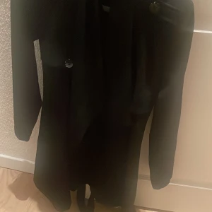 Svart kappa  - Knappt använd fin kappa. Fint skick 