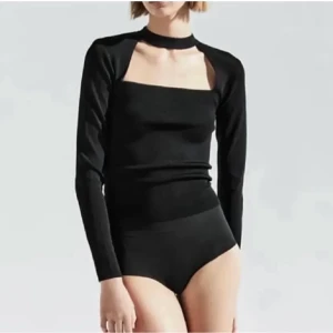 Zara topp - Säljer denna jätte fina och trendiga toppen som knappt är använd. Skriv för fler bilder🥰