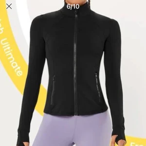 Tröja - Säljer denna hört oanvända träningströjan men lapparna kvar, den gick ej att returnera så därför säljer jag den. Den formar verkligen kroppen så fint, och den ger den ”bbl” effekten som många vill ha, skriv för fler bilder, köpt för 289kr. 