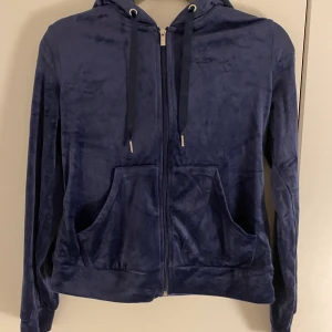 Kofta Ginatricot Mörkblå - Mörkblå kofta från Ginatricot som aldrig använts pga inte min stil. Köpte den för 250kr säljer nu för 100kr!