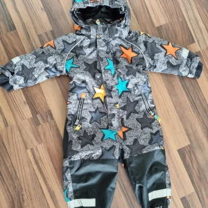 barn överall  - Unisex barn överall. Jättefint och varm . Vattentät/vindtät 10 000 vattenpelare. Str.86 märke Villervalla ord.pr 890kr. mitt pris 230kr