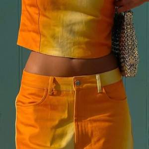 Supersöt gul orange top i fint skick från hosbjerg, är i jeans material och storlek S. 🌼💛