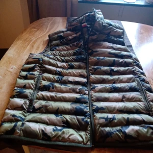 Tommy Hilfiger väst  - Helt ny st L unisex   lappar kvar . Vi missade de 13 dagar byta så säljer nu för 1)3 priset då den för liten .