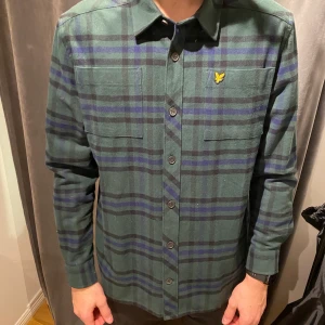 Skjorta från Lyle&Scott - Skitsnygg, perfekt till kallare väder. Kommer ej till användning, bra skick. 