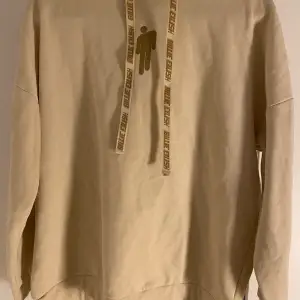 Ny Billie hoodie som aldrig använts. Den är i storlek S och köpt för 300 och den säljs inte längre, är slutsåld överallt!🥰