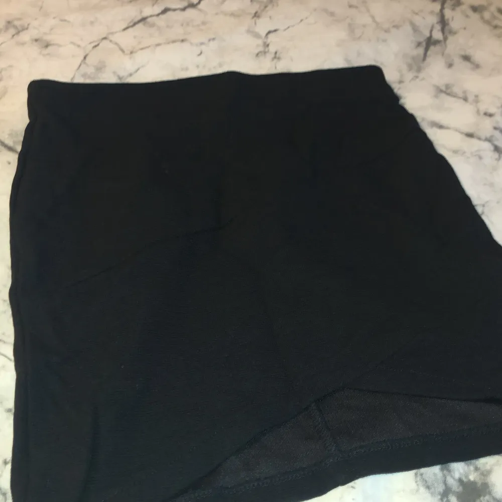 En kort svart tajt kjol, köpt från Cubus för några år sedan. Använd ett par gånger men fortfarande i fint skick. Använd för senast för ungefär 3 år sedan. Köpt från barn avdelningen.  Frågor?  Skriv i DM  Köparen står för frakten. . Kjolar.