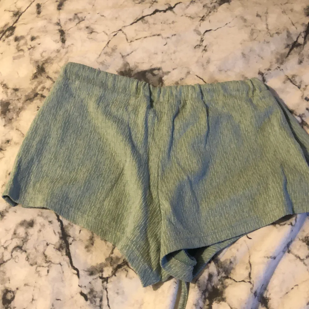 Mintgröna mjukis shorts av tyg. Köpta för några år sedan på NEW YORKER. Använda hyfsat mycket men fortfarande i ett fint skick. Storlek M men passar S också.  Frågor?  Skriv i DM.  Köparen står för frakten. . Shorts.