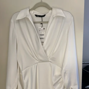 Zara klänning i satin - Helt ny, aldrig använd, stl M!!