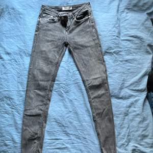 Gråa tajta jeans från zara! Halvlåga i midjan. Säljer pga för små. Passar XS/S.♥️