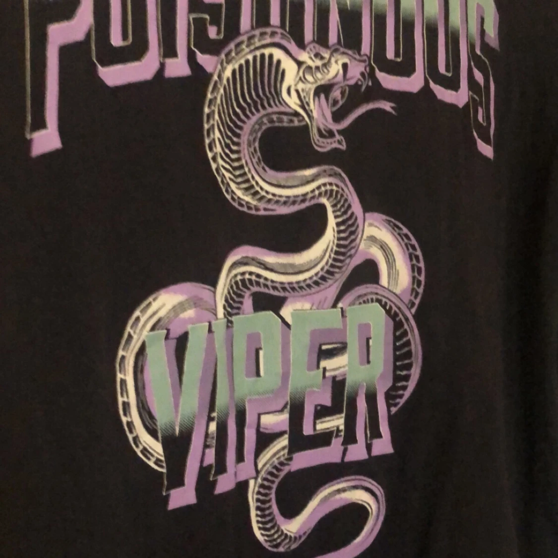  Svart t-shirt med tryck  - 90