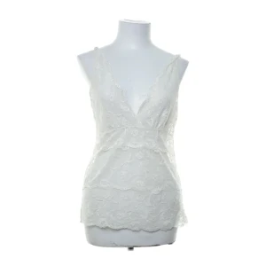 spetstopp 🦢💌🤍 - jättesöt spetstopp köpt från sellpy, säljer då den inte kommer till användning, (obs litet hål nere som syns på bilden) 🦢💌🤍