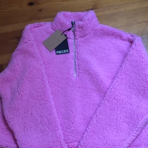 Fluffig Kofta / Tröja - Helt ny, aldrig använd. Väldigt mjuk och skön. 