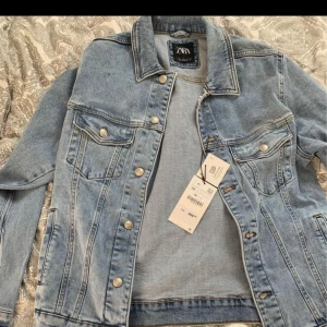 En ny jeansjacka i storlek M - En jeansjacka använde en gång tidigare i storlek M. Perfekt för långa tjej och skön material. Passar till allt🤩