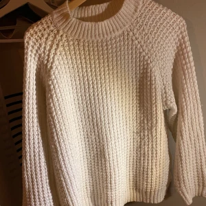 Stickad tröja🤍 - Säljer min fina och väldigt sköna stickade tröja då den inte kommer till användning men inget fel på den🤍