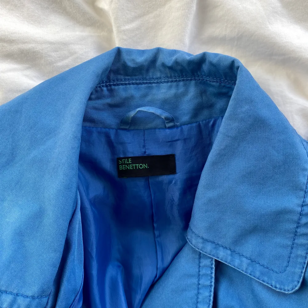 Söt blå kappa i tunnt material, står inge strl men uppskatt att den till 36-38/S-M. Inga märkbara slitningar och färgen är fortfarande väldigt klar. Jackor.