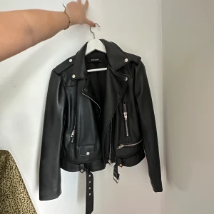 Oversized skinnjacka - Oversized skinnjacka från Zara i strl L. Lite kortare i modellen men väldigt fin och Oversized. Jackan är i fint skick utan skråmor. 