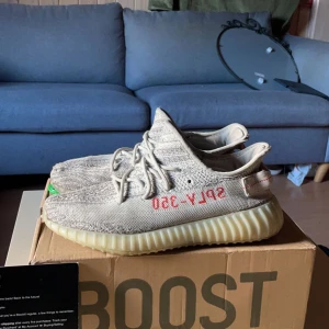 Yeezy blue tint - Tja säljer yeezysen pga att dom inte kommer till användning och att dom inte passar min stil längre. Köpta på stockx för cirka 4 tusen