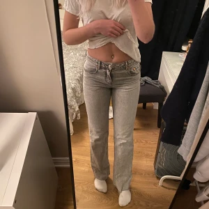 Super snygga jeans - Gråa low waisted jeans i strl 36. Jätte sköna o sitter fint på. Använt endast 4-5 ggr.
