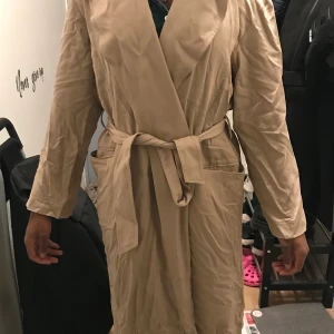 Beige kappa  - Säljer min zara kappa för att den är inte riktigt min styl och kommer inte till användning säljer den för 300kr storlek xs