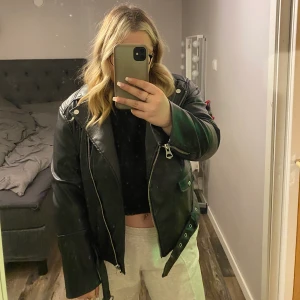 Skinnjacka  - Jätte fin skinnjacka som tyvärr inte kommer till användning, bra skick! Nypris 499kr Är storlek XL men sitter bra på mig som är M/L 