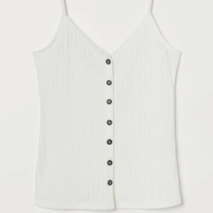 Ribbat linne  - Jag köpte detta linne för ett tag sedan och har inte haft någon användning av den efter de, Linnet är i väldigt bra skit och storleken som står är XS men skulle nog säga att den är mer S - M, om man inte vill ha den lite större förstås. 