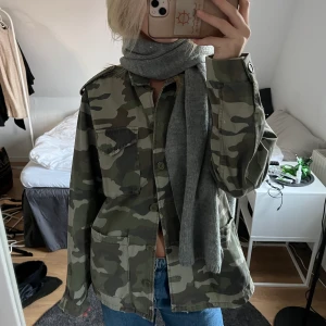 militärjacka - militärjacka i jeansmaterial, strl l sitter snyggt oversized på mig som är s💕