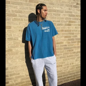 T-short - Säljer denhär super snygga och sköna oversize t-shirten från URBAN OUTFITTERS. Säljer då den ej kommer till användning längre. Passar både tjejer och killar, köpt för 229