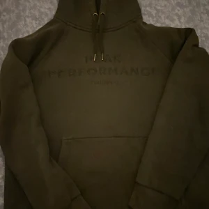 Peak performance hoodie - En svart peak hoodie storlek M-L Använd 3-4 gånger säljes pga tappat intresse/skickas direkt 