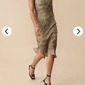 Beige zebra klänning, adoore  - ”Bilderna är lånade” Hej! Super fin klänning från adoore. Köpt för två månader sen ungefär och aldrig använd bara provad med prislapp kvar. Anledningen till varför jag säljer den är för att jag känner mig inte bekväm i den. 