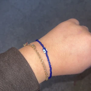 Evil eye armband  - Säljer evil eye armband som jag gjort själv. armbanden är töjbara. Säljer 3 stycken, 1 för 20kr, 2 för 35kr och 3 för 45kr. Frakten  ligger på 15kr