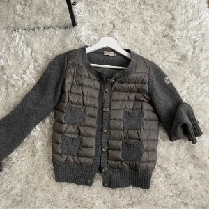 Moncler cardigan  - Intressekoll på min fina äkta moncler kofta, storlek M men passar XS/S. Vill se vad jag kan få för den. Ej under 4000kr. Den är köpt på PLICK och bilderna är lånade av hon som jag köpte av, jag har ej använt koftan. Hör av er vid frågor och egna bilder❤️❤️ 