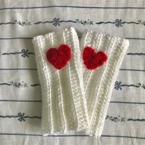 Virkade vantar  - Vita virkade vantar med söta hjärtan i rött🤩 säljer för 130kr+frakt. Fråga gärna om du undrar något 