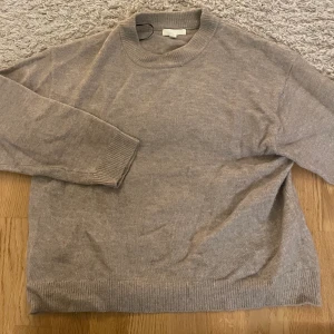 Stickad tröja - Säljer denna stickade tröja från hm, fint skick☺️ storlek M men skulle säga mer som en S