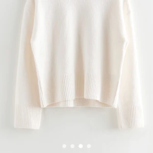 VIT STICKAD TRÖJA - LÄGGER UT IGEN DÅ JAG VILL FÅ DEN SÅLD! säljer denna vita tröja från other stories. nytt skick använd ca 3 gånger. 320kr+frakt. Vid snabb affär kan priset diskuteras💓💓