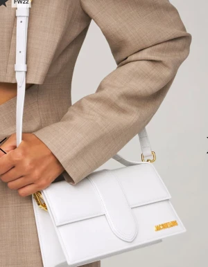 jacquemus le grand bambino - Säljer en jacquemus le bambino väska i färgen vit. Nyskick ! Inköpt juni 2022