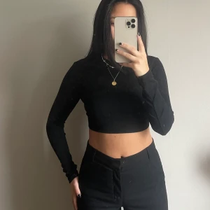 Topp - Svart gullig liten topp med öppen rygg och knytning ifrån Shein, jättefin i ryggen och så skönt material! Aldrig använd 😌😌