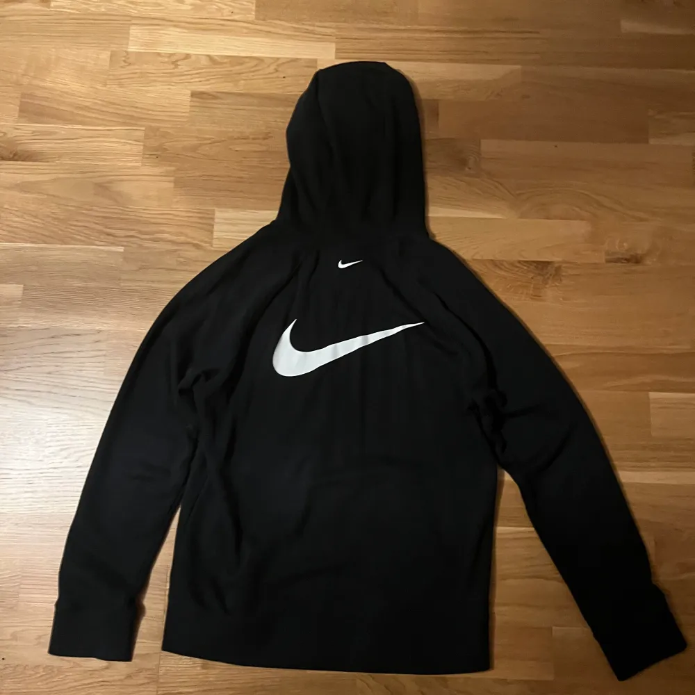 En ovanlig Nike zip hoodie som inte är använd mycket storlek XS passar S. Hoodies.