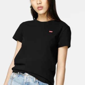 T-shirt  - Säljer denna svarta Levis T-shirt som är använd ett fåtal ggr 💕