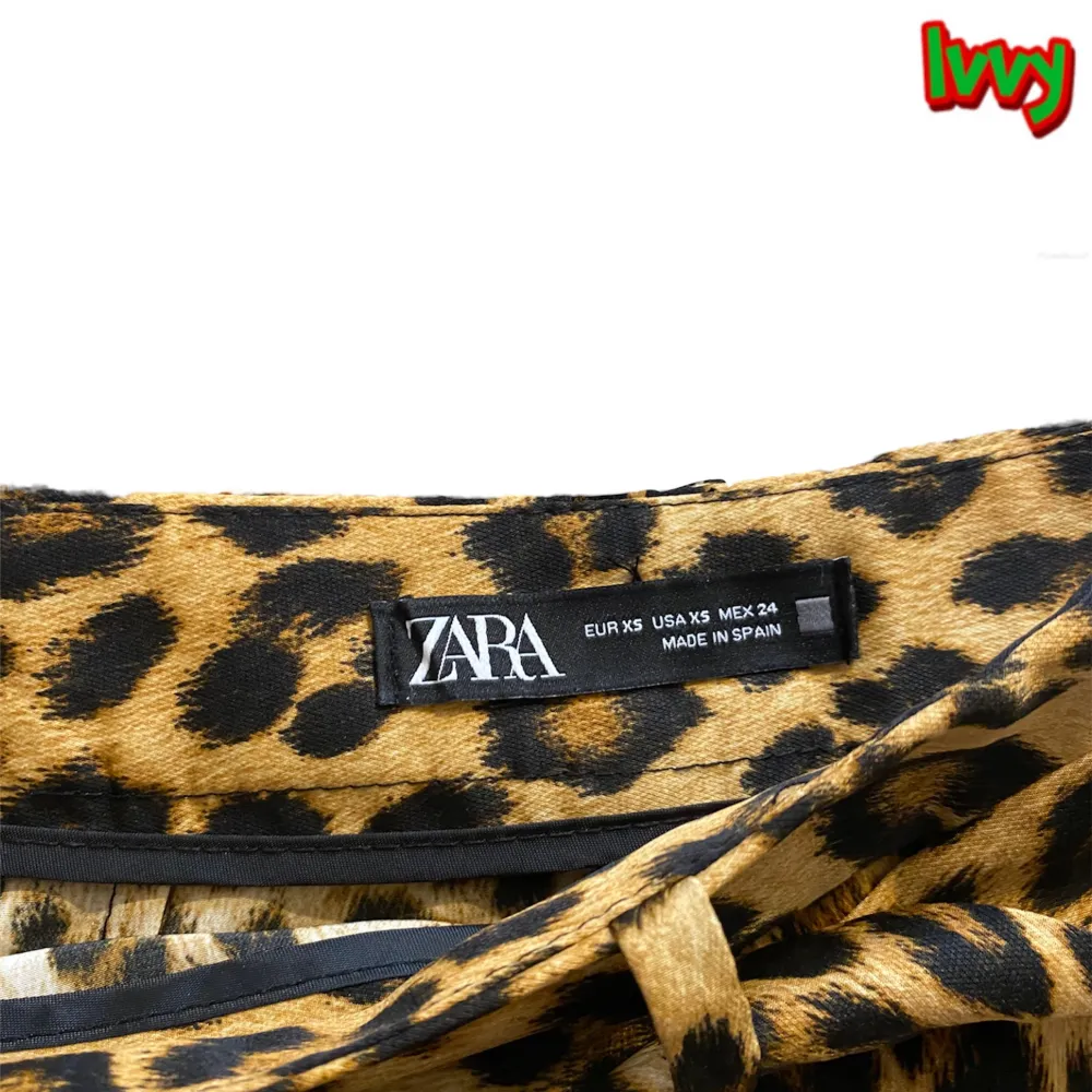 Leopard kjol från Zara i storlek small(36-38)🍂. Kjolar.