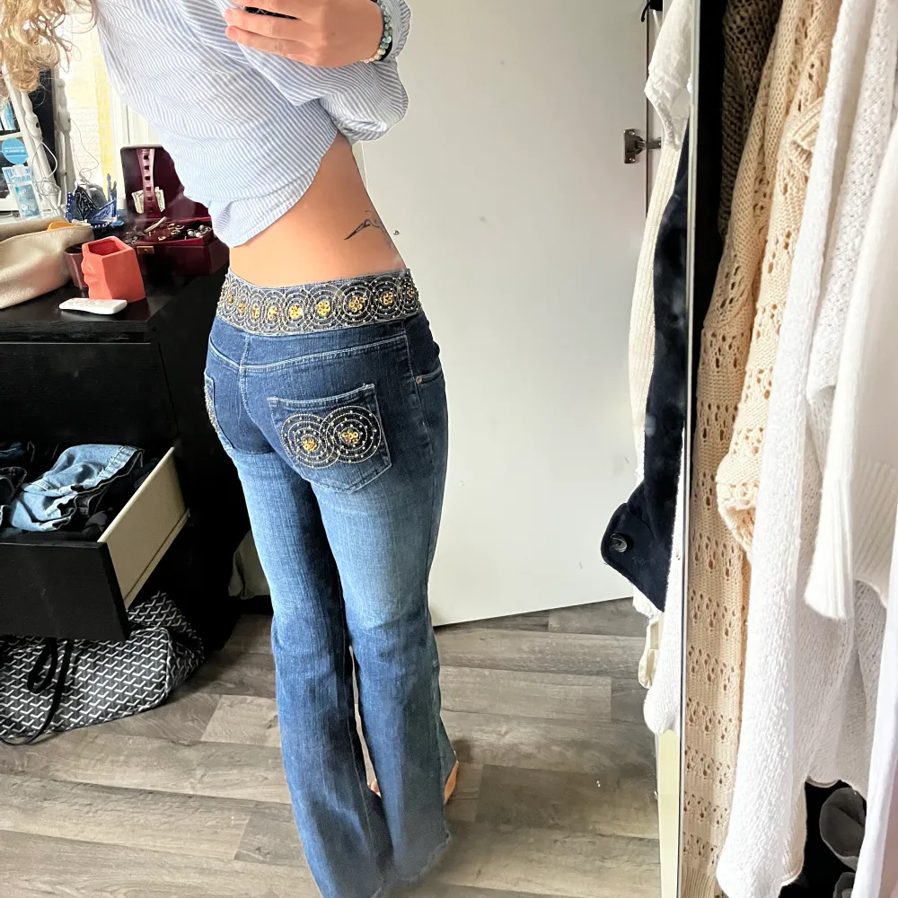 BYXORNA FINNS KVAR!!!  Oanvända i storlek L men passar även dem som har 34-36-  (s-m)  dem har stretch . Jeans & Byxor.