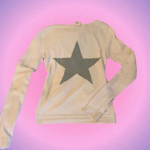 Ljusrosa kofta med tryck - Så söt ljusrosa kofta med y2k tryck💅🏼⭐️Sitter tajt o superfint! Den är lång i armarna vilket jag tkr är skitnajs😍 Skriv privat vid intresse o frågor<3