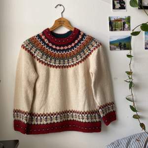 Norsk/isländsk-inspirerad stickad tröja från Zara i superfina färger. Sparsamt använd och i fint skick! Barnstorlek 164 men passar xs/s. 