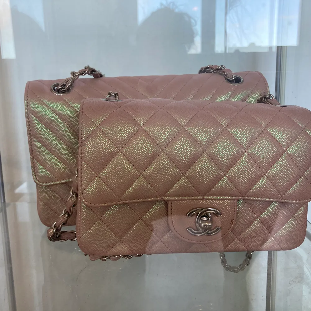 Säljer dessa nya väskor , i äkta läder. Chanel inspirerade   Nypriset på dessa ligger runt 5000-6000kr .   Säljer dem för 1200-1800kr  Men priserna kan diskuteras Kan skicka med post. Väskor.