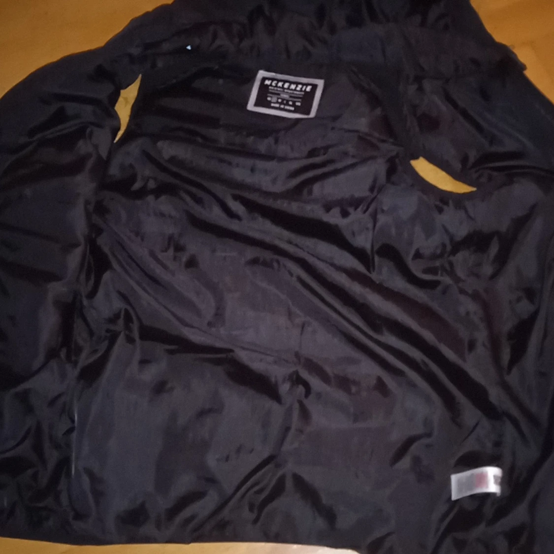 McKenzie Väst i färgen Svart - 90