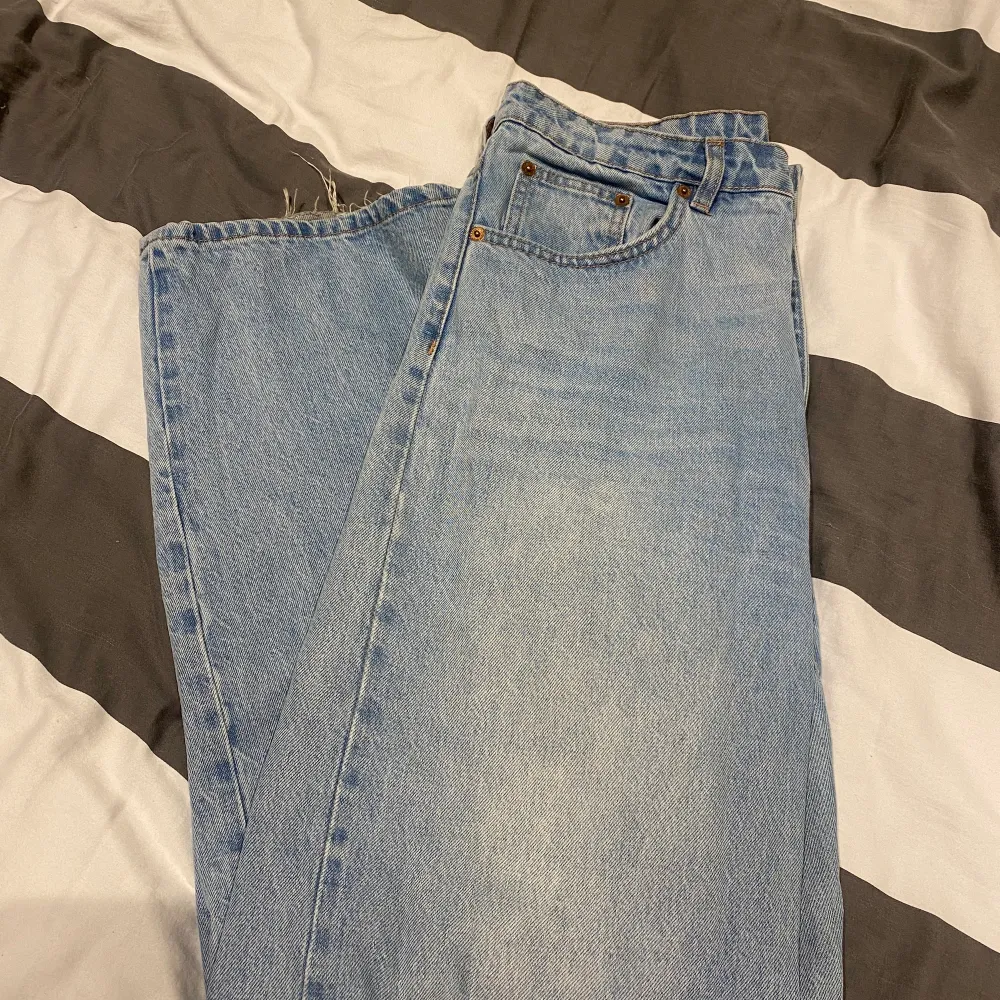 Vida jeans från Lager 157 i storlek L. Använd fåtal gånger. De har tyvärr blivit lite slitna längst ner i kanten, dock fortfarande i fint skick💞💞. Jeans & Byxor.