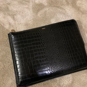 Datafodral i ormskinns imitation  - Säljer detta snygga datorfodral som är i mycket bra skick. 