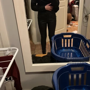 Skinnbyxor - Fint skick köpte dom förra vintern tror jag. Hög midjade rätt så stora men sköna. Mjukt inuti som lite fluff. Varma skriv vid frågro eller intresse 💗